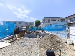 駅チカと、広い空が一望できる閑静さを両立させたい方にはピッタリの立地環境です。■府中市住吉町1 新築一戸建て■