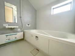 ゆったりと足を伸ばせる一坪タイプの浴室です。浴室換気乾燥機付きですので、カビの発生も抑制出来ます。
■調布市深大寺北町2 新築一戸建て■