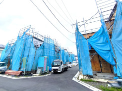 穏やかな雰囲気漂う、緑と調和した街並みに建つ新築一戸建て。
■立川市若葉町3 新築一戸建て■