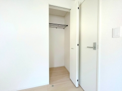 居室に収納を完備しておりますので、居室の全空間を有効活用出来ます。自分好みのお部屋で、ゆったりお寛ぎ頂けます。■立川市栄町1 新築一戸建て■