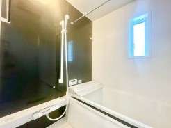 一日の疲れを癒すための心地よい浴室はゆとりあるサイズを採用。保温機能付き、汚れをはじく有機ガラス系の新素材を採用した浴室です!■府中市晴見町3 新築一戸建て■