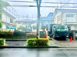 南向きの住宅は日当たりも良好。晴れの日はバルコニーでたっぷりと洗濯物を干すことができ家事もはかどりますよ。
■多摩市落合2 条件付き売地■