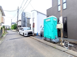 東側4m道路に面しています。■日野市神明3 新築一戸建■