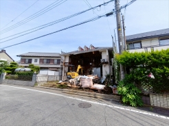 緑豊かで閑静な住宅街は子育てにはピッタリです。(古屋あり)■多摩市聖ヶ丘2 新築一戸建て■