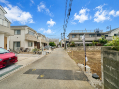 前面道路は4mの幅広な道路です。入出庫の際もらくらくです。
■小金井市前原町1 新築一戸建て■