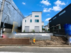 子育てにも嬉しい、緑豊かな自然が広がる閑静な住宅地、南向きの邸宅です。この機会に是非現地をご覧ください。■府中市押立町5 新築一戸建て■