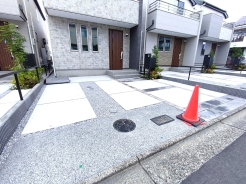 コンクリート仕上げのカースペース。お手入れのしやすさ、耐久性に優れています。
■府中市分梅町3 新築一戸建て■