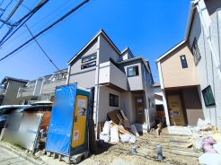 シンプルかつシャープなデザインが印象的な洗練された住まいです。もちろん、建物の基礎や構造など目に見えない部分もしっかりとこだわった造りです。■府中市四谷3 新築一戸建て■