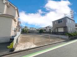 子育てにも嬉しい、緑豊かな自然が広がる閑静な住宅地、南向きの邸宅です。この機会に是非現地をご覧ください。※古屋あり更地はCG加工です。■小平市栄町1 売地■