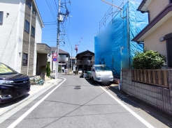前面道路は5メートル。ゆとりもあり車庫入れもスムーズにできますね。■立川市若葉町4 新築一戸建て■
