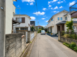 前面道路は4.2mの幅広な道路です。入出庫の際もらくらくです。