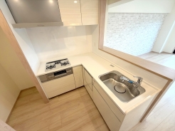 白を基調にした清潔感あふれるキッチンです。■日野市万願寺5 中古マンション■
