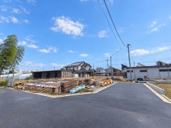 前面道路は5メートル。ゆとりもあり車庫入れもスムーズにできますね。■立川市栄町2 新築一戸建て■