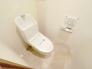 白を基調とした清潔感のあるトイレは、お掃除が簡単なタイプを採用！ウォッシュレット付きで快適です♪