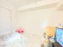 ホワイト色調の居室は清潔感があり落ち着いた空間です。バルコニーに面し陽当たり、通風良好です。WIC収納付き！