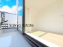 バルコニーに出入りの出来る居室は、掃出し窓のため陽光を取り入れる面積が大きく気持ちの良い空間です♪