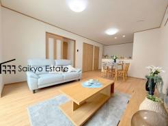 開放感と採光にこだわった広々としたLDKです。陽光いっぱいの空間で家族団らんの時間も増えそうですね!