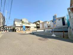 小学校まで徒歩約4分、中学校まで徒歩約10分でお子様が無理なく通える距離です。保育園や幼稚園も近くに多数あり、子育てファミリーには嬉しい環境です!