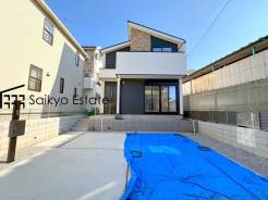 京王線「調布」駅がバス便にて利用可能です!バス停より停歩4分です!敷地面積ゆとりの47坪超!並列駐車3台可能!ZEH水準の省エネ住宅です!