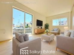 開放感と採光にこだわったLDKです。陽光いっぱいの空間で家族団らんの時間も増えそうですね!