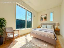 バルコニーに出入りの出来る居室は、たくさん陽光が差し込む明るい空間です。朝も気持ちよく起きられそうです♪