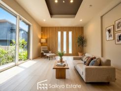 LDKは折上天井とポップアップ天井で開放感があります。採光良好なリビングは、ご家族の憩いの空間。居心地の良い快適な安らぎの場所にもなりそうです。