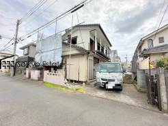 JR中央線「武蔵小金井」駅から徒歩20分、落ち着いた街並みに馴染む住まいです。日々の暮らしを穏やかに育める、利便性と静かな環境の調和が取れた立地で、これからの生活の基盤となる可能性を秘めた一邸です