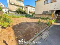 ゆとりある広さを確保したカースペースは、自由な設計で暮らしに合わせた活用が可能。周囲の静けさと調和する落ち着いた佇まいで、住まいの可能性を広げるゆとりの敷地が、新しい生活の基盤として迎えてくれます