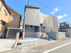 小・中学校、幼稚園や保育園などの教育施設が徒歩圏内、お子様を目の届く範囲で通学させることができます。