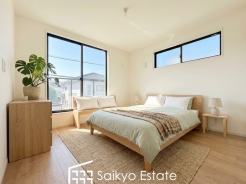 バルコニーに出入りの出来る洋室は、たくさん陽光が差し込む明るい空間です。朝も気持ちよく起きられそうです♪※家具や小物類はCG加工しています。