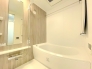 一日の疲れを癒すための心地よいバスタイムを演出する浴室はゆとりあるサイズを採用。保温機能付き！■インペリアル国立ガーデンハウス東館■