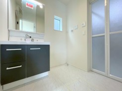 洗面台には三面鏡を採用。身だしなみを整えやすい事はもちろんですが、鏡の後ろに収納スペースを設ける事により、散らかりやすい洗面スペースをすっきりさせる事が出来るのも嬉しいですね。■八王子市川口町 新築一戸建て■