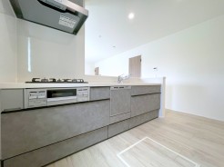 キッチンからリビング全体を見渡せるので、小さなお子様がいらしても様子を見ながら家事ができますね■八王子市川口町 新築一戸建て■