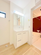 サニタリースペースには窓が備えられております。毎朝の身支度も、陽の光差し込む明るい空間で、快適にお使い頂けそうです。
■府中市分梅町2 新築一戸建て■