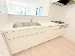 キッチンからリビング全体を見渡せるので、小さなお子様がいらしても様子を見ながら家事ができますね。
■調布市深大寺東町1 新築一戸建て■