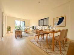 オープンでのびやかな空間を生み出すこだわりの「広がり」と「ゆとり」。家族と過ごす時間を大切にした住空間です。※家具等はCG加工しております。■調布市深大寺東町1 新築一戸建て■