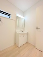 サニタリースペースには窓が備えられております。毎朝の身支度も、陽の光差し込む明るい空間で、快適にお使い頂けそうです。
■調布市深大寺東町1 新築一戸建て■