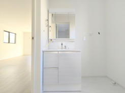 サニタリースペースには窓が備えられております。毎朝の身支度も、陽の光差し込む明るい空間で、快適にお使い頂けそうです。
■国立市青柳1 新築一戸建て■