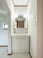 清潔なパウダールームは身だしなみチェックや肌のお手入れに最適です。収納もあり、スッキリと見映えの良い空間に拵えました。時間に余裕とゆとりを持たせます。
■府中市四谷5 新築一戸建て■