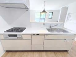 食洗機・浄水器付きで家事をサポート。カウンタータイプで会話を楽しみながら料理できます。■国立市西2 新築一戸建て■