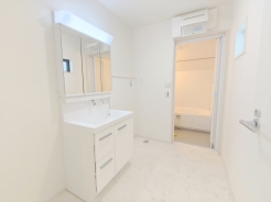 サニタリースペースには窓が備えられております。毎朝の身支度も、陽の光差し込む明るい空間で、快適にお使い頂けそうです。
■三鷹市深大寺3 新築一戸建て■