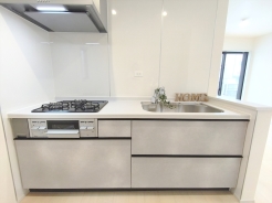 キッチンからリビング全体を見渡せるので、小さなお子様がいらしても様子を見ながら家事ができますね。
■府中市新町1 新築一戸建て■