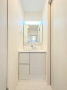 暮らしを快適に変えるシャワー付洗面台を採用。爽やかに気持ちよく1日が始められるように、美しい洗面化粧台をご用意しました。■府中市新町1 新築一戸建て■