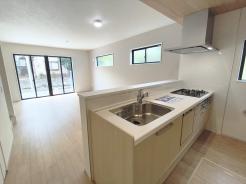 リビングを見渡せる対面キッチンはビルトイン食洗機付きで後片付けもスムーズに。
■調布市深大寺東町6 新築一戸建て■