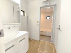 収納力を備えた三面鏡洗面化粧台を採用。日用品のストックまですっきり収納! 爽やかに気持ちよく1日が始められるように、美しい洗面化粧台をご用意しました。
■調布市深大寺東町6 新築一戸建て■