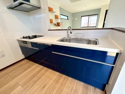 ご家族との会話を楽しみながらお料理のできる対面キッチン。ワイドシンクで調理スペースも広々とお使いになれます■国分寺市西町2 新築一戸建て■