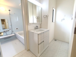 きれいと使いやすさを追求した洗面台。たっぷり間口の洗面ボウルはちょっとした手洗いにも最適です。
■調布市染地1 新築一戸建て■