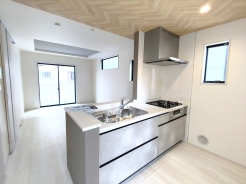 高級感漂うシステムキッチン。収納力豊富で見せるキッチンの実現が可能に。いつもキレイにしておきたくなるキッチンです。
■調布市染地1 新築一戸建て■