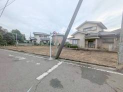 周囲にはスーパーをはじめとした買い物施設も揃っています。住みやすさと利便性を兼ね備えた環境です。■調布市深大寺南町5 建築条件なし売地■