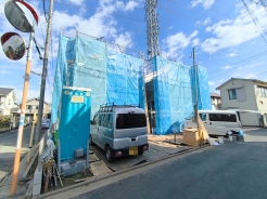 小学校まで徒歩5分ほど。お子様の負担も少なく、安心して通学できますね。
■調布市深大寺北町3 新築一戸建て■